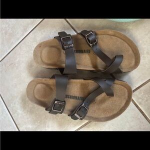 CUSHIONAIRE Women's Brown Sandals